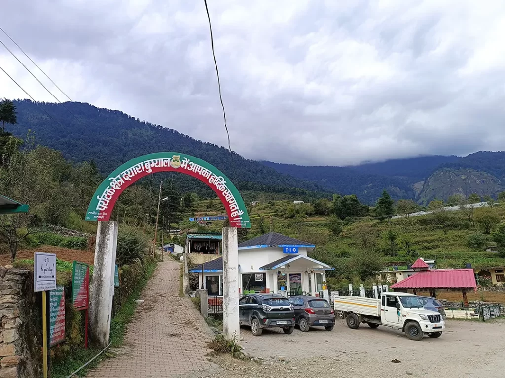 dayara bugyal trek entry gate